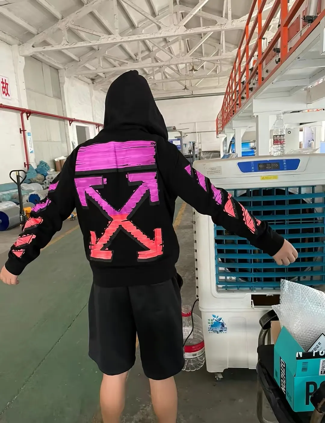 ♻️💯Upper body reference model picture❤️Top tested version OFFWHITE OW marker purple orange graffiti arrow male and female couple same style pure cotton loose pullover round neck zipper jacket sweatshirt hoodie The craftsmanship of this model can be said to be very difficult. There is a direct comparison between our home and many versions on the market. You can more clearly distinguish between good and bad just by looking at the prints. This printing uses Kornit's digital direct-injection process. The entire printing effect is like drawing lines with a marker pen. The imitation effect can achieve the same visual effect as the real thing. The main reason is that the color transition of this printing is too small, which makes it impossible to directly copy the pattern when scanning. The image must be manually enlarged more than 40 times, and then adjusted bit by bit to add a soft color (white) effect. The fabric is made of 480g large fish scale pure cotton terry dyed in a vat, which is a big launch and has a full drape. Full set of customized accessories, washed, labeled. Guaranteed to be the top product on the market.  Color: Black Size: XS-L P:390 Size chart